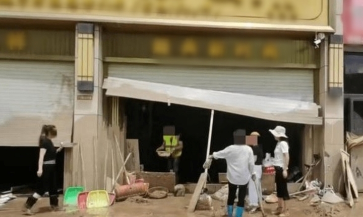 Lũ quét bất ngờ cuốn trôi gần 20kg trang sức khỏi tiệm vàng ở Trung Quốc