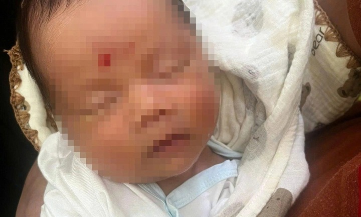 Phát hiện bé trai sơ sinh nằm khóc trên đê biển lúc 4 giờ sáng ở Nghệ An: Chủ tịch xã nói gì?