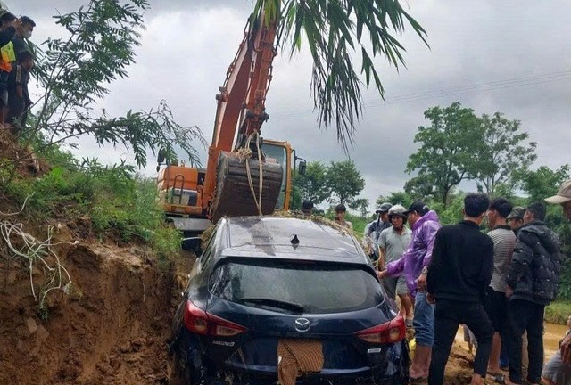 Tin thời sự hôm nay (31/7): Tìm thấy xe ô tô vượt qua cầu tràn bị lũ cuốn trôi