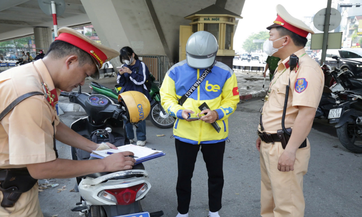 Nhiều tài xế xe ôm công nghệ đi ngược chiều, che biển số bị xử lý ở Hà Nội