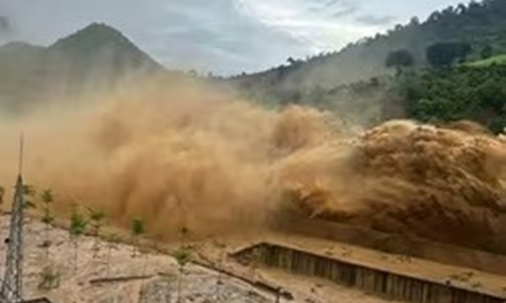 Lũ quét, sạt lở đất ở Điện Biên: 2 người chết, nhiều người mất tích