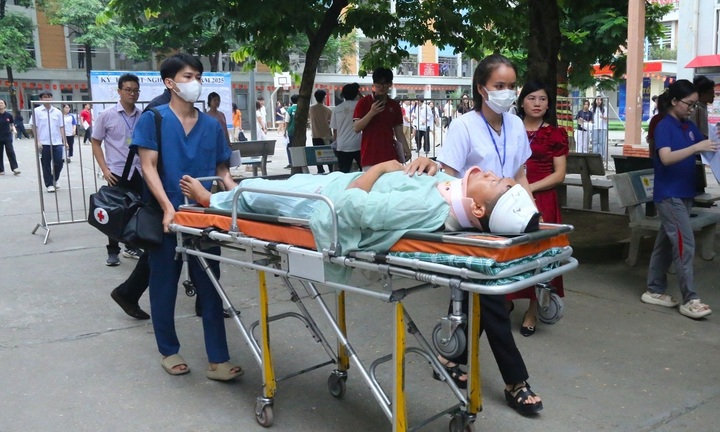 Nam sinh Hà Nội nằm cáng đến trường thi tốt nghiệp THPT 2025 được bao nhiêu điểm?