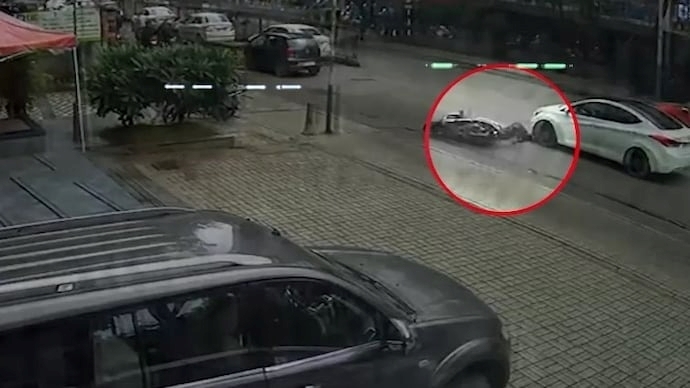 Clip: Ngã ra đường vì vấp phải ổ gà, người đàn ông bị ô tô cán tử vong thương tâm