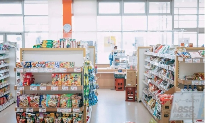 Thầy giáo Nhật Bản bị sa thải vì làm thêm ở cửa hàng tiện lợi