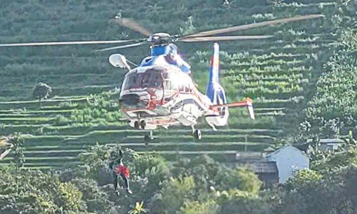 Trực thăng quân đội giải cứu 8 người dân mắc kẹt do mưa lũ tại Sơn La
