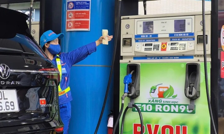 Xăng sinh học E10 mở bán: Nhiều người dân ở TP.HCM, Hà Nội, Hải Phòng hào hứng đi mua sử dụng