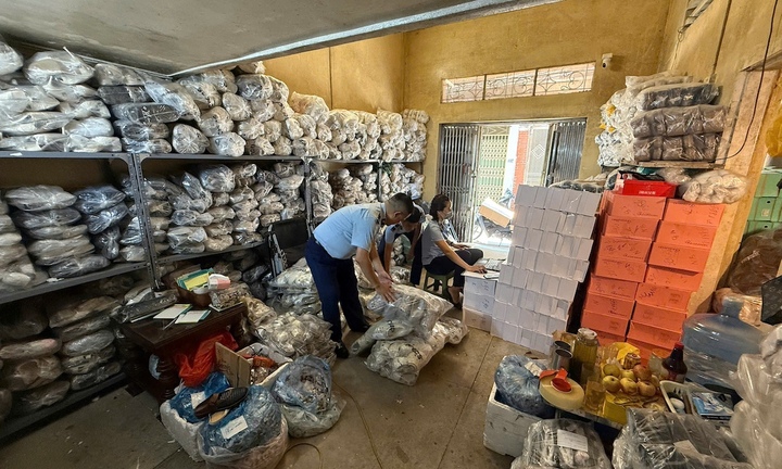 Hà Nội: Thu giữ số lượng lớn quần áo, giày dép có dấu hiệu giả mạo nhãn hiệu