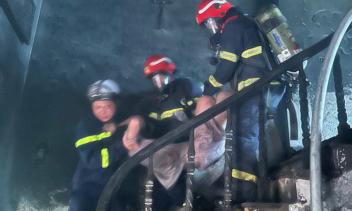 Kịp thời giải cứu 3 người kẹt trong ngôi nhà đang cháy ở Hà Nội 