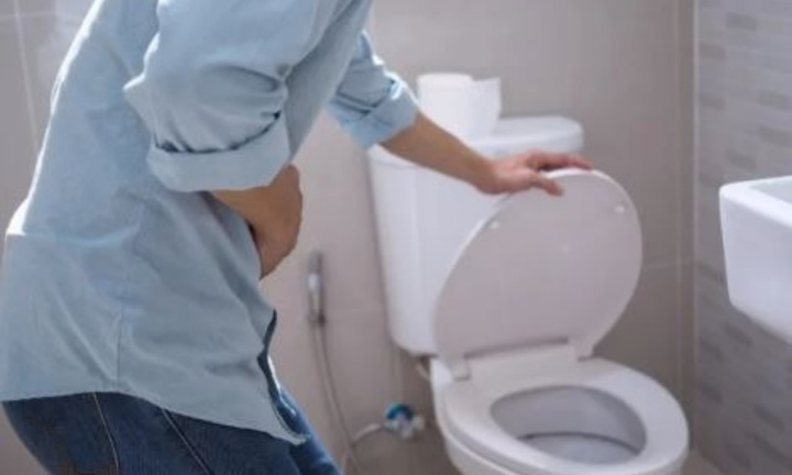 Người đàn ông đi tiểu ra giun, chuyên gia chỉ ra nguyên nhân đến từ thói quen sinh hoạt nhiều người mắc phải