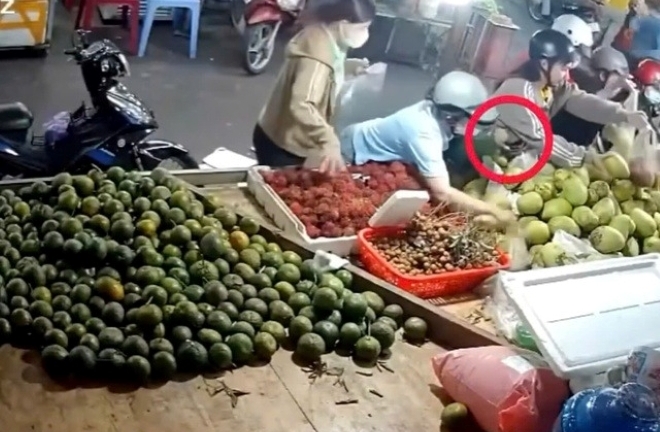 Xác minh, truy tìm 2 nghi phạm giả dạng công nhân đi móc túi ở TP.HCM