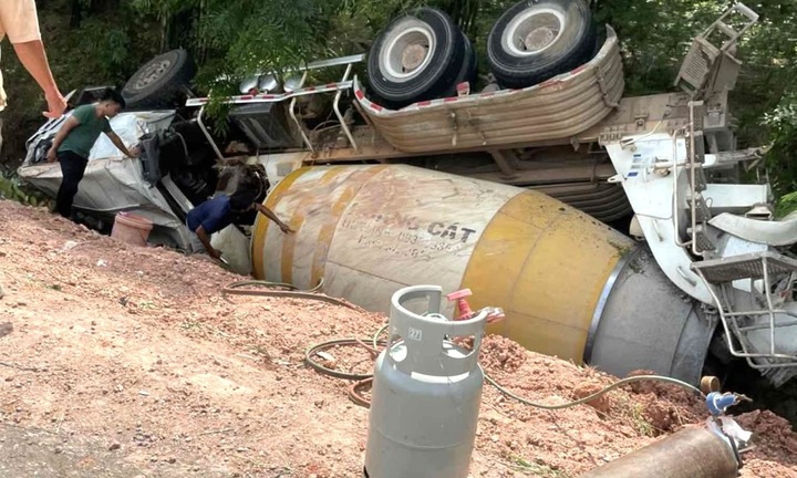 Tin tức tai nạn giao thông mới nhất ngày 4/8: Xe bồn bị mất lái lao xuống cống