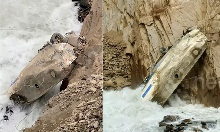 Clip: Kinh hãi cảnh vách đá lở rơi trúng, xe bồn tách làm đôi rồi rơi xuống vực