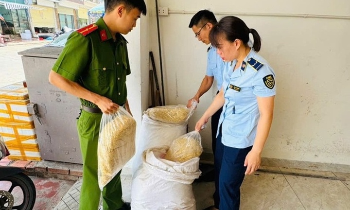 Mua 100 kg ruốc gà không rõ nguồn gốc qua mạng rồi mang về bán kiếm lời