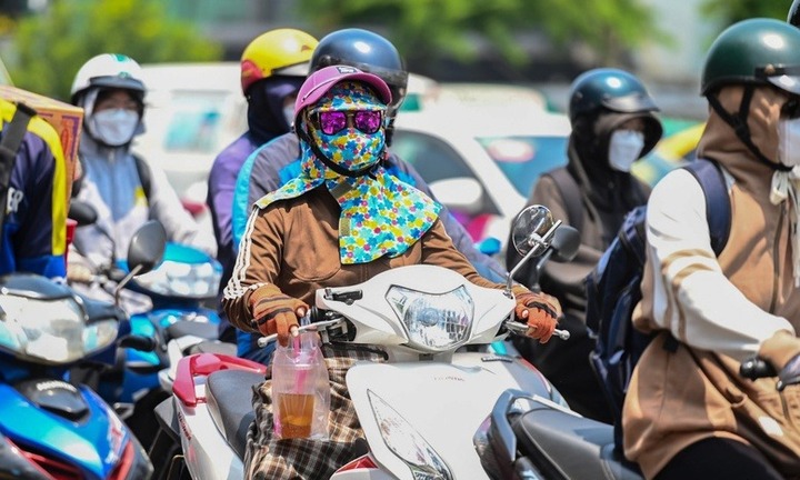 Hôm nay (4/8), miền Bắc nắng nóng đặc biệt gay gắt, có nơi trên 39 độ C