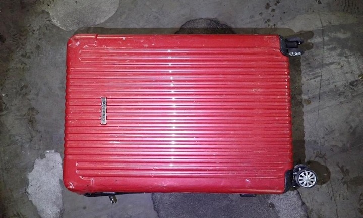 Phát hiện chiếc vali đỏ đặt cạnh rãnh thoát nước bốc mùi, người dân vội báo cảnh sát