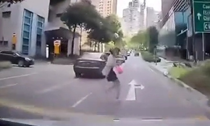 Clip: Khoảnh khắc người phụ nữ bị ô tô tông văng vì qua đường thiếu quan sát