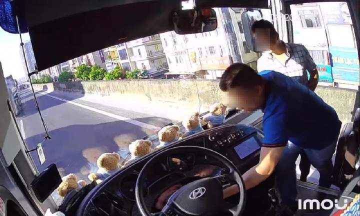 Vụ người đàn ông giật chìa khóa xe khách trên đường Vành đai 3: Có thể bị xử lý về tội Gây rối trật tự công cộng?