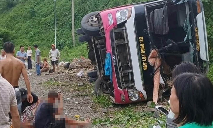 Xe khách 29 chỗ bị lật tại dốc 