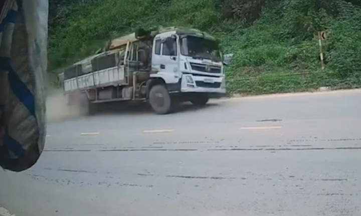 Clip: Xe tải đi nhanh qua đoạn đường cong bị lật, đâm trúng chủ sạp hàng ven đường