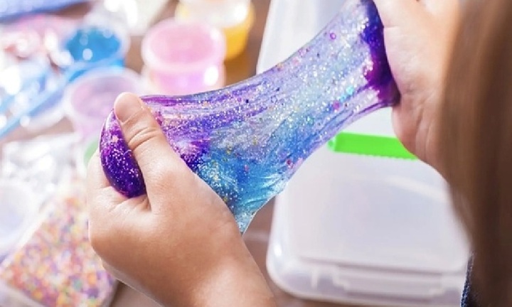 Bé trai 5 tuổi sưng phù mặt, nôn ói sau 30 phút chơi slime