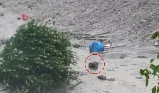 Clip: Phát hiện người đàn ông sống sót, bò ra khỏi bùn lầy sau trận lũ quét kinh hoàng