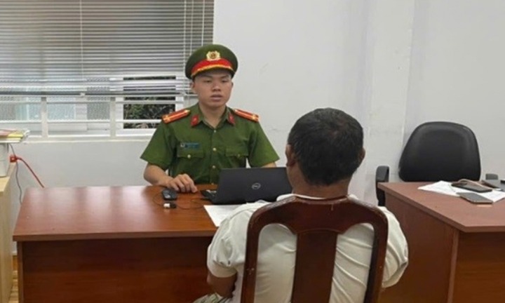 Con rể bị xử phạt, bố vợ cầm dao đe dọa, xúc phạm CSGT