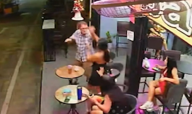 Clip: Người phụ nữ bị gã đàn ông đấm tới tấp sau khi từ chối lời mời uống nước