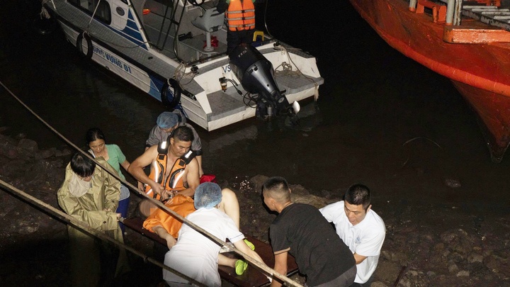 Xuyên đêm vượt biển, kịp thời cấp cứu sản phụ khó sinh từ đảo về đất liền