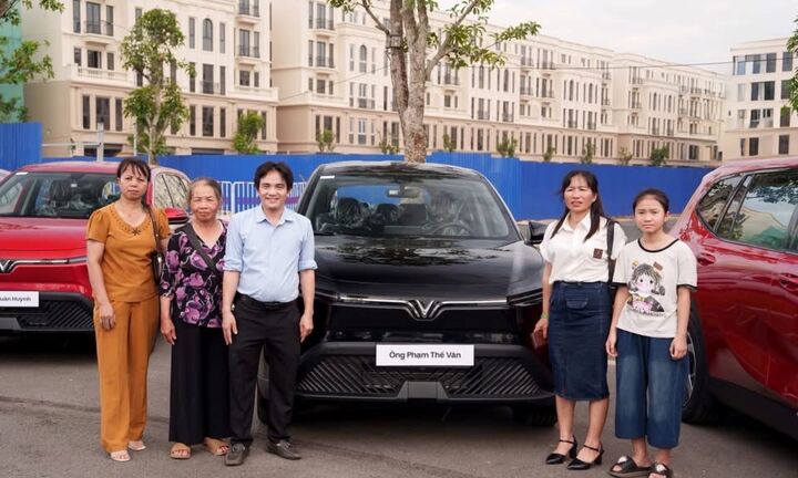 Khách hàng Lào Cai mua MPV điện Limo Green: “Tiết kiệm, chạy đèo vẫn bốc, tiềm năng trở thành MPV quốc dân”