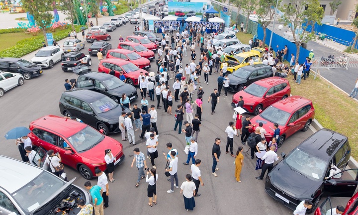 VinFast bàn giao lô xe Limo Green đầu tiên cho khách hàng