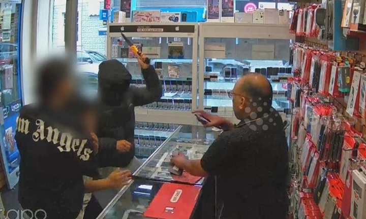 Clip: Lạnh gáy giây phút tên côn đồ táo tợn dùng dao đe dọa chủ cửa hàng, cướp 4 iPhone