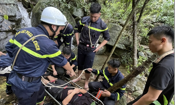 Kịp thời cứu hộ nam thanh niên trượt ngã khi leo núi Hàm Lợn