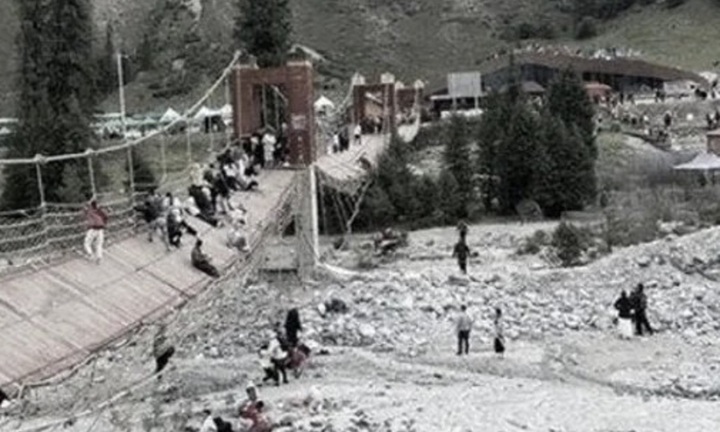 Clip: Đứt cáp cầu treo ở Tân Cương, Trung Quốc, 5 người tử vong thương tâm