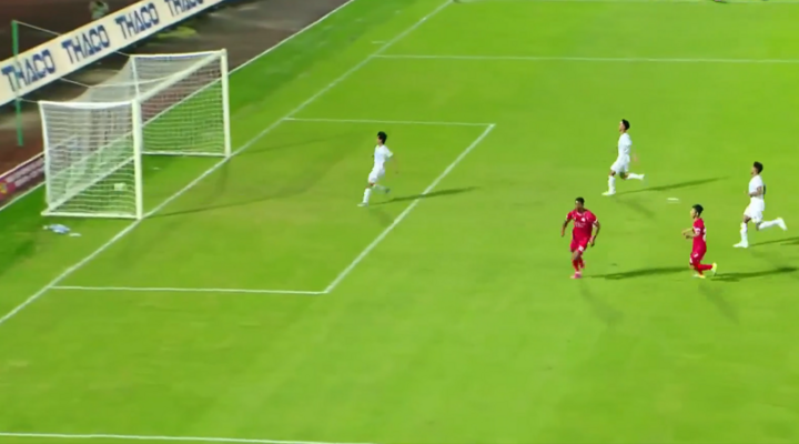 Clip: Pha dứt điểm mạnh mẽ, sút tung lưới đối phương của cầu thủ xuất sắc nhất V-League