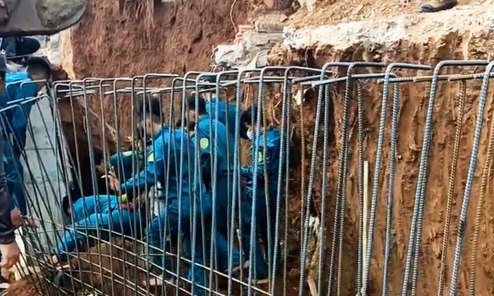 Tin thời sự hôm nay (10/8): Bờ đất cao 3m sạt lở, người đàn ông bị vùi lấp