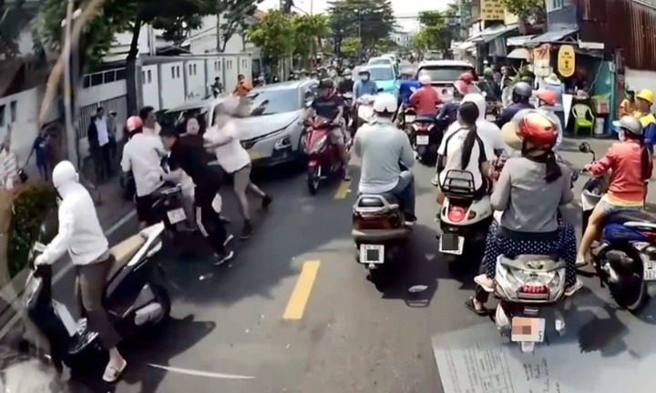 Xác minh vụ 2 ô tô đỗ giữa đường, 4 người trên xe lao vào đánh nhau ở TP.HCM