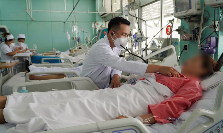 Bi hài hậu vận thẩm mỹ: Tiêm filler làm đầy ngực, một phụ nữ phải can thiệp ECMO, chạy thận vì tim ngưng đập, nội tạng suy kiệt