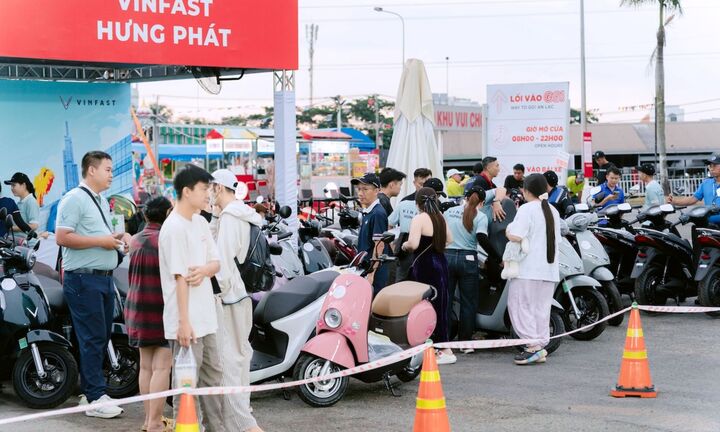 Khách Việt đổi xe xăng lấy điện: Mua thêm Evo Grand vì dùng Klara 6 năm vẫn “ngon”