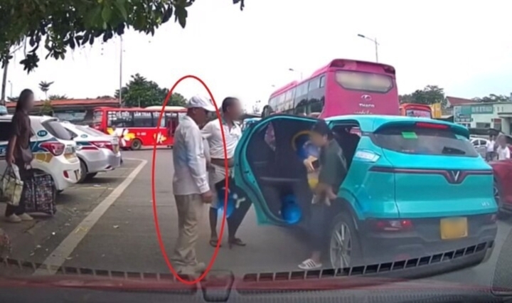 Diễn biến mới nhất vụ nhóm người chặn taxi, đuổi người phụ nữ bế con khỏi xe