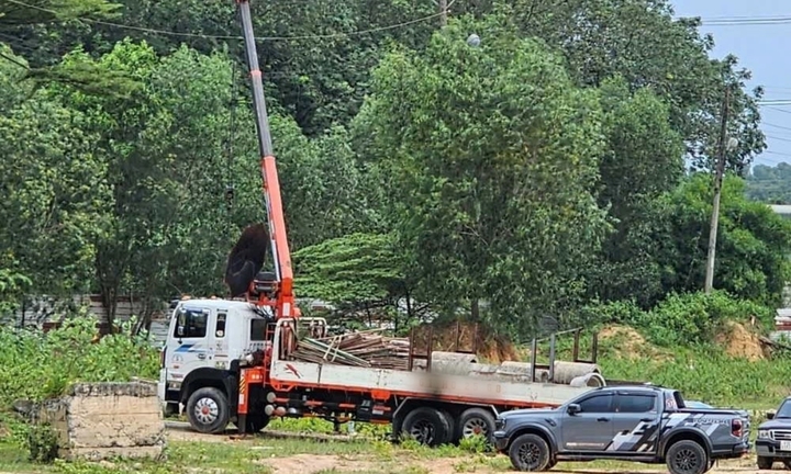 Hiện trường vụ cần cẩu vướng vào dây điện, 2 người thương vong ở TP.HCM