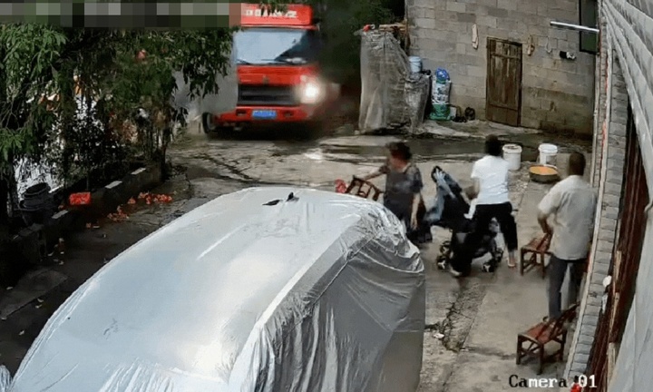 Clip: Xe tải mất lái lao thẳng vào nhà, cả gia đình thoát chết trong gang tấc