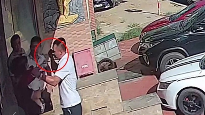 Vụ clip người đàn ông bị đấm gục khi đang bế cháu gái tại sảnh quán karaoke: Hé lộ nguyên nhân bất ngờ