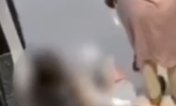 Clip: Mẹ đặt con ngồi lên tủ giày cạnh cửa sổ, bé gái 4 tuổi không may ngã từ tầng 12 xuống đất, tử vong thương tâm