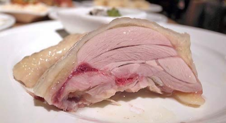 Người đàn ông tử vong sau khi ăn gà chưa nấu chín tại khách sạn, cảnh báo 