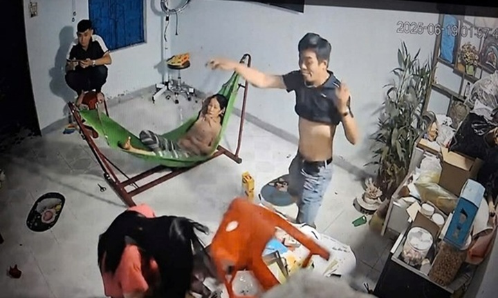 Xác minh clip anh dùng ghế nhựa đánh liên tiếp vào đầu em gái ở Quảng Ngãi