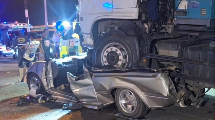 Xe tải vượt đèn đỏ đâm trúng ô tô bán tải, 5 người thương vong ở Thái Lan