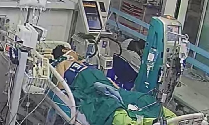  2 giờ căng thẳng, 15 lần sốc điện cứu bệnh nhân ngừng tim ngay trên đường vào phòng can thiệp