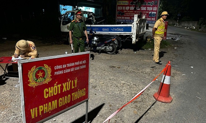 Hà Nội: Lực lượng CSGT phối hợp công an xã kiểm tra nồng độ cồn, đảm bảo TTATGT