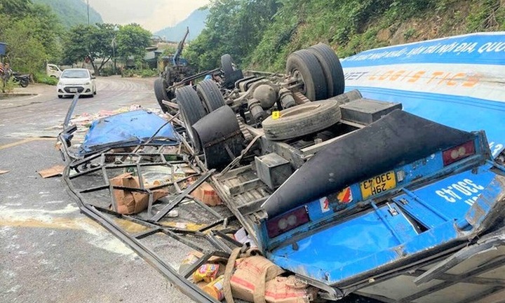 Hiện trường vụ xe tải lật ngửa trên cao tốc, tài xế tử vong tại chỗ