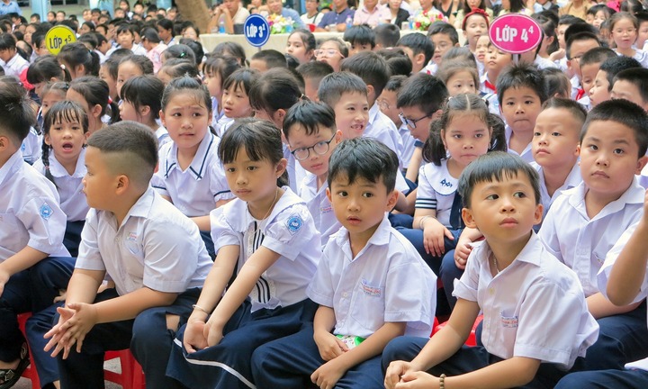 Một tỉnh cho toàn bộ học sinh mặc chung đồng phục quần xanh, áo trắng